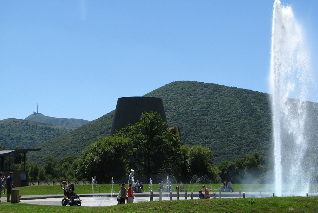 Vulcania, complétement intégré à l'environnement du parc des volcans d'Auvergne